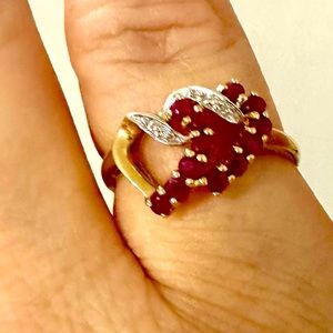 Beautiful Heart Garnet And Diamond Gold Ring.